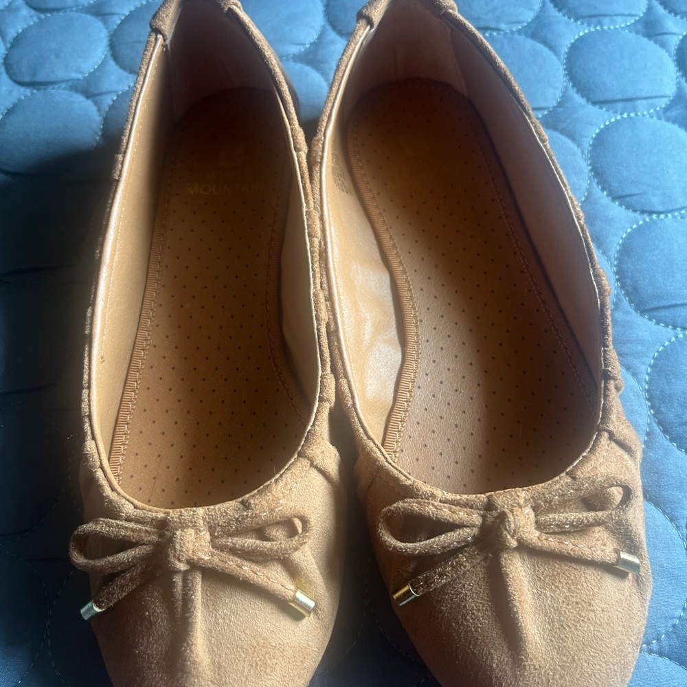 White Mountain tan suede like flats.